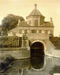 836 De Oranjesluis met sluiswachterswoning te 's-Gravenzande en het Zwethkanaal, gezien naar het zuiden, 1940 - 1945