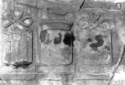 1399 Detail van de wapensteen in de Wateringsche sluis te Maassluis, 1653. v.l.n.r.de wapens van de hoogheemraden, ...