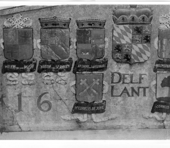 1368 Gedeelte van de wapensteen in de Vlaardinger Driesluizen in de Kortedijk te Vlaardingen met de wapens van ...
