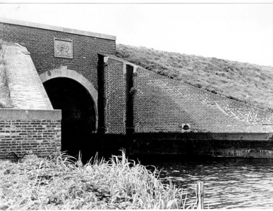 221 Gedeelte van de Rijckevorselse sluis, het Nieuwe Water en de Maasdijk te 's-Gravenzande gezien naar het zuiden., 1974