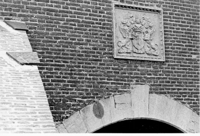 1347 Gedeelte van de Rijckevorselse sluis te 's-Gravenzande en de wapensteen met het wapen van Van Rijckevorsel ...