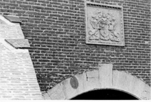 1347 Gedeelte van de Rijckevorselse sluis te 's-Gravenzande en de wapensteen met het wapen van Van Rijckevorsel ...