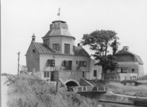851 De Oranjesluis met sluiswachterswoning te 's-Gravenzande en het Oranjekanaal, gezien naar het noordoosten, 1945/mei