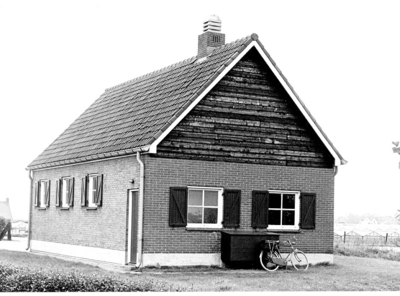 551 Dijksmaterialenloods bij de Oranjesluis te 's-Gravenzande op de Maasdijk, gezien naar het zuidoosten., 1974