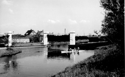 1402 Het Nieuwe Water met links het keersluisje in het Zwethkanaal en in het midden het keersluisje in het Leewater, ...