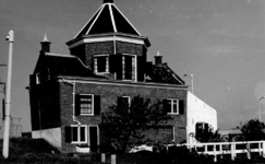 1335 De Oranjesluis met sluiswachterswoning te 's-Gravenzande, gezien naar het noordoosten., (1970?)