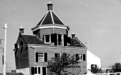 1336 De Oranjesluis met sluiswachterswoning te 's-Gravenzande, gezien naar het noordoosten., (1970?)