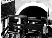 1338 De loopbrug en de bediening van de buitendeuren aan de zuidzijde van de Oranjesluis te 's-Gravenzande., (1970?)