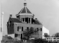 1339 De Oranjesluis met sluiswachterswoning te 's-Gravenzande, gezien naar het noordoosten., (1970?)