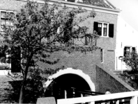 1341 Gedeelte van de zuidzijde van de Oranjesluis met sluiswachterswoning te 's-Gravenzande met de loopbrug., (1970?)