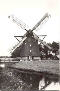 1071 Molen De Vlieger (Vliegermolen) van de Veen- en Binkhorstpolder en de Broeksloot te Voorburg, gezien naar het ...