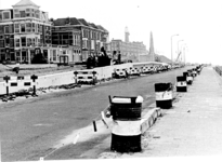 1203 De boulevard te Scheveningen ter hoogte van de Keizerstraat, tijdens de bouw van de stormvloedkering, gezien naar ...