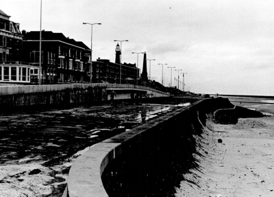 1205 De boulevard te Scheveningen ter hoogte van de Keizerstraat, tijdens de bouw van de stormvloedkering, gezien naar ...