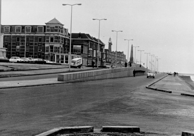 1208 De boulevard te Scheveningen ter hoogte van de Keizerstraat, na de voltooiing van de stormvloedkering, gezien naar ...