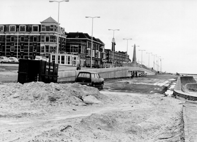 1209 De boulevard te Scheveningen ter hoogte van de Keizerstraat, tijdens de bouw van de stormvloedkering, gezien naar ...