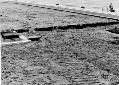 1541 Het aanbrengen van de damwand voor de stormvloedkering te Scheveningen., 1973