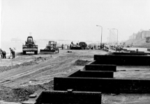 1542 De bouw van de stormvloedkering, ter hoogte van het beginpunt van tramlijn 11, gezien naar het noorden., 1973