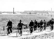 824 Het provinciale fietspad nr. 1 van Kijkduin naar Hoek van Holland, de bebouwing van Naaldwijk (links) en Monster ...