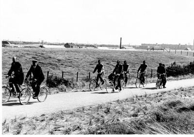 879 Het provinciale fietspad nr. 1 van Kijkduin naar Hoek van Holland ter hoogte van de Schelpweg te Monster, gezien ...