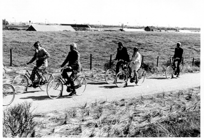 1526 Het provinciale fietspad nr. 1 van Kijkduin naar Hoek van Holland ter hoogte van de Schelpweg te Monster, gezien ...