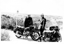888 De opsporingsambtenaren E. van der Leeden en H. van Essen, met motorfiets, op het provinciale rijwielpad nr. 1., 1974