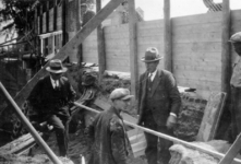 1248 Inspectie van de bouw van de keersluis 't Haantje aan het einde van de Kastanjewatering te Rijswijk., 1930