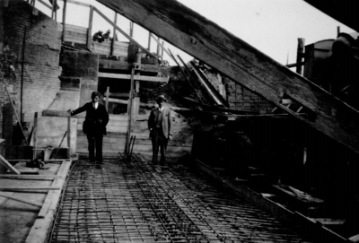1252 Het vlechtwerk voor de bouw van de keersluis 't Haantje aan het einde van de Kastanjewatering te Rijswijk., 1930
