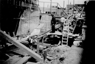 1253 Voorbereidingen voor het betonstorten voor de bouw van de keersluis 't Haantje aan het einde van de ...