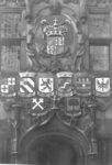 284 Detail van de ingangpartij van de voorgevel van het Gemeenlandshuis te Delft met de wapens van het ...