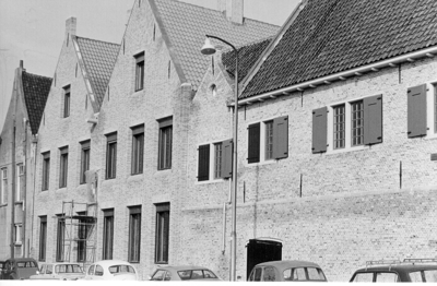 331 De gevel van de nieuwbouw en het gerestaureerde koetshuis aan de Phoenixstraat van het Gemeenlandshuis te Delft met ...