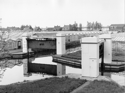 1342 De boezemkeringen bij de Oranjesluis, gebouwd in 1964, in het Zwethkanaal (links) en in het Nieuwe Water (rechts), 1975