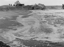 1562 Ophoging van het strand voor de boulevard te Scheveningen. Het zand wordt op het strand gespoten., 1975/mei