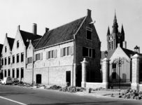 351 De voorgevel van het nieuwe gedeelte van het Gemeenlandshuis te Delft met het toegangshek en op de achtergrond de ...