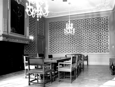 412 De vergaderzaal van het college van dijkgraaf en hoogheemraden in het oude gedeelte van het Gemeenlandshuis te ...