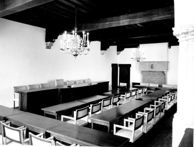 432 De vergaderzaal van de verenigde vergadering in het oude gedeelte van het Gemeenlandshuis te Delft., 1975/mei