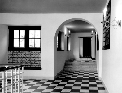 433 De hal op de eerste verdieping met de toegang naar de vergaderzaal van de verenigde vergadering in het oude ...