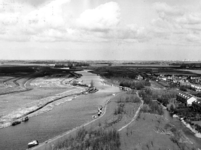 1497 De Vlaardingervaart met op de achtergrond de bebouwing van Delft, gezien naar het noorden in vogelvlucht., 1975/febr/14