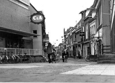 218 De Hoogstraat (Maasdijk) te Vlaardingen, gezien naar het noordoosten., 1975/febr./14