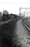 1414 De opgehoogde spoordijk van de lijn Rotterdam - Hoek van Holland ter hoogte van de Wilhelminahaven te Vlaardingen, ...