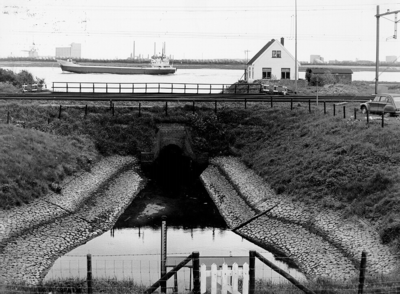 1478 De Krimsloot, uitmondend door de spoordijk van de lijn Rotterdam-Hoek van Holland in de Nieuwe Waterweg, nabij de ...