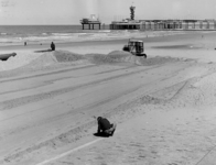 1563 Zandopspuiting op het strand van Scheveningen. Een bulldozer maakt het opgespoten gedeelte egaal., 1975/mei/13