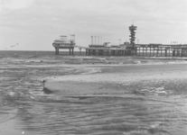 1567 Zandopspuiting op het strand te Scheveningen. Het oude strand met de nieuwe opspuiting., 1975/mei/21