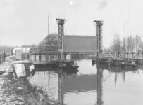 1063 De Poldervaart, de boezemkering en op de achtergrond het gemaal Schieveen met de seinmast, gezien naar het ...