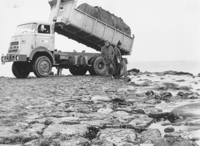 1618 Werkzaamheden aan de zeewering, het asfaltgieten op een van de Delflandse hoofden., 1974/april