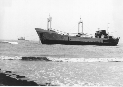 1658 Het op het strandhoofd nr. 44 te Den Haag gestrande schip Parimar ., 1974/dec/20