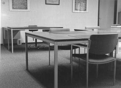 464 6 Foto's betreffende de leeskamer van de afdeling oudarchief en bibliotheek in het Gemeenlandshuis te Delft., 1975/juli