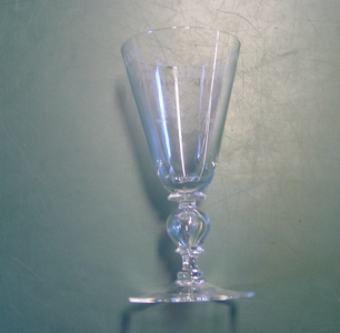 1709 Kristallen roemer klein, geëtst het wapen van het hoogheemraadschap van Delfland door Felicitas Engels te Heusden, 2001