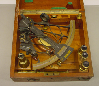 1711 Sextant met hulpstukken in houten kistje, meetinstrument in gebruik geweest bij Delflands district 's-Gravenzande. ...