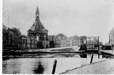 1 De Vliet en de sluis te Leidschendam, gezien naar het zuiden. Links bebouwing met de Nederlandse Hervormde kerk., ca. 1850