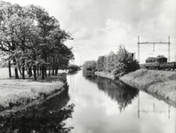 FOTO-000006 Dobbewatering door het landgoed Duivenvoorde richting Leidschendam, langs spoorlijn Haarlem-Den Haag, 1965